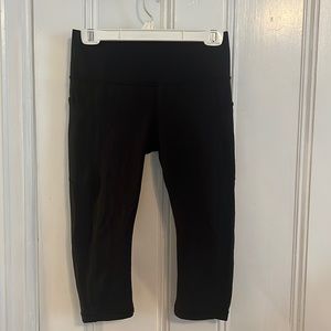 Lululemon Size 8 Black Cropped Run Tights. 5 Pockets EUC